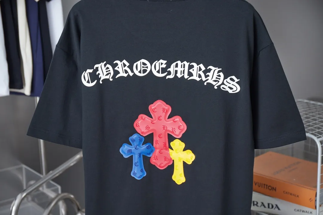 🅿️190 Ch*ome Hearte 25SS Early Spring New Style Crow Heart Sponge Printed Short Sleeves Light Luxury Essential Item for Men and Women’s Daily Commuting Correct Version Welcome to Compare Detailed Features · 320g 100% pure cotton double yarn jersey fabric · Custom dyed in the same vat with special thickened 32 pieces of double-strand 1X1 thread · 3D three-dimensional sponge thick version Crow Heart pattern print · Double needle stitching across seams · Original main mark, washed tag, brand moisture-proof paper packaging Color: black/white Size: S/M/L/XL